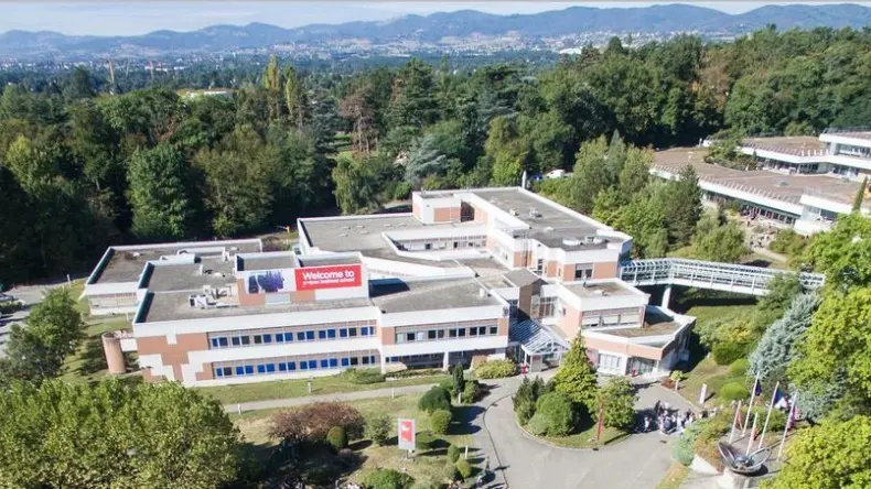 EMLYON RÉDUIT DE 100 PLACES SON CONCOURS AST