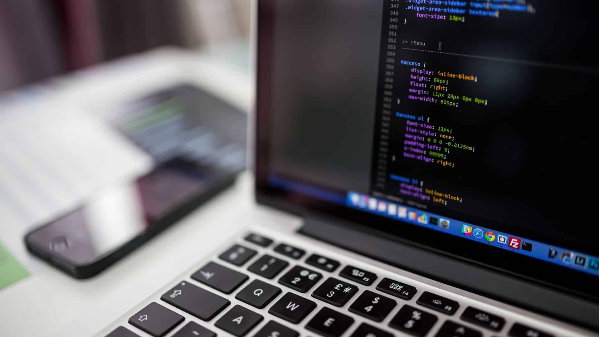 Elon Musk et des experts réclament une pause dans le développement de l’intelligence artificielle !