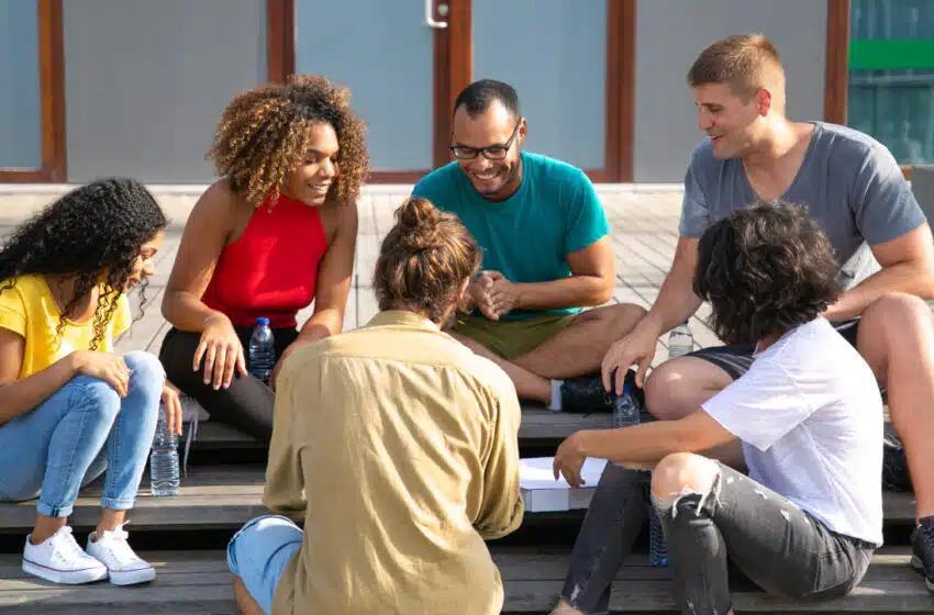 L&rsquo;art de se faire des amis en écoles de commerce : les secrets des étudiants les plus sociables !