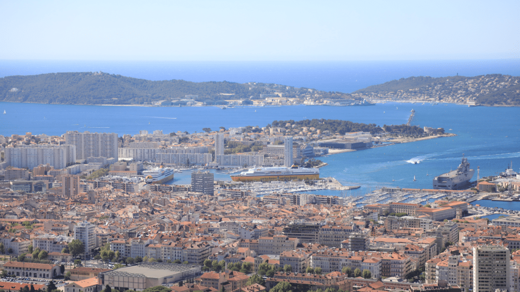 Toulon : atours, histoire maritime, culture et grandes entreprises implantées