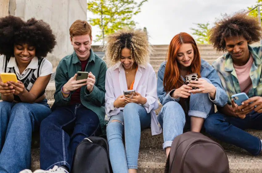 Comment les jeunes consomment l&rsquo;information en 2024 ?
