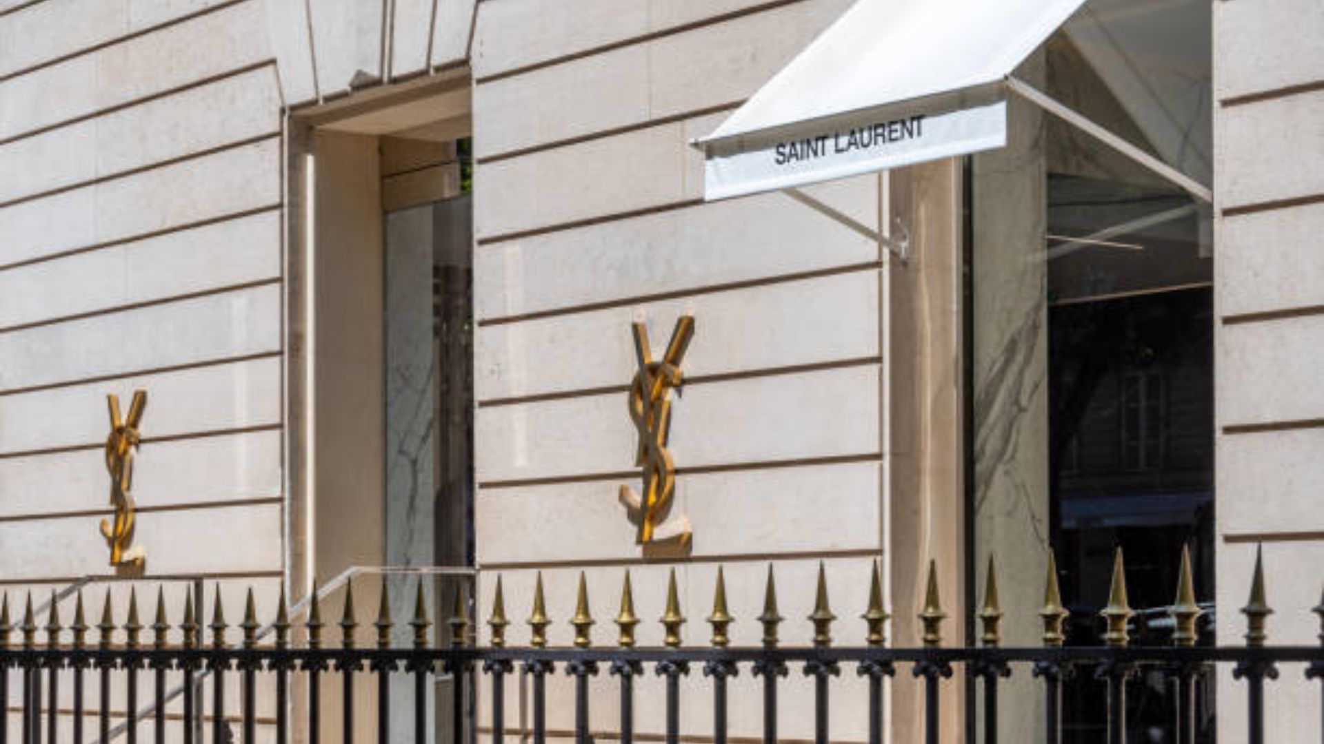Le dossier Yves Saint Laurent : salaires, processus de recrutement, carrière Le dossier Yves Saint Laurent : salaires, processus de recrutement, carrière