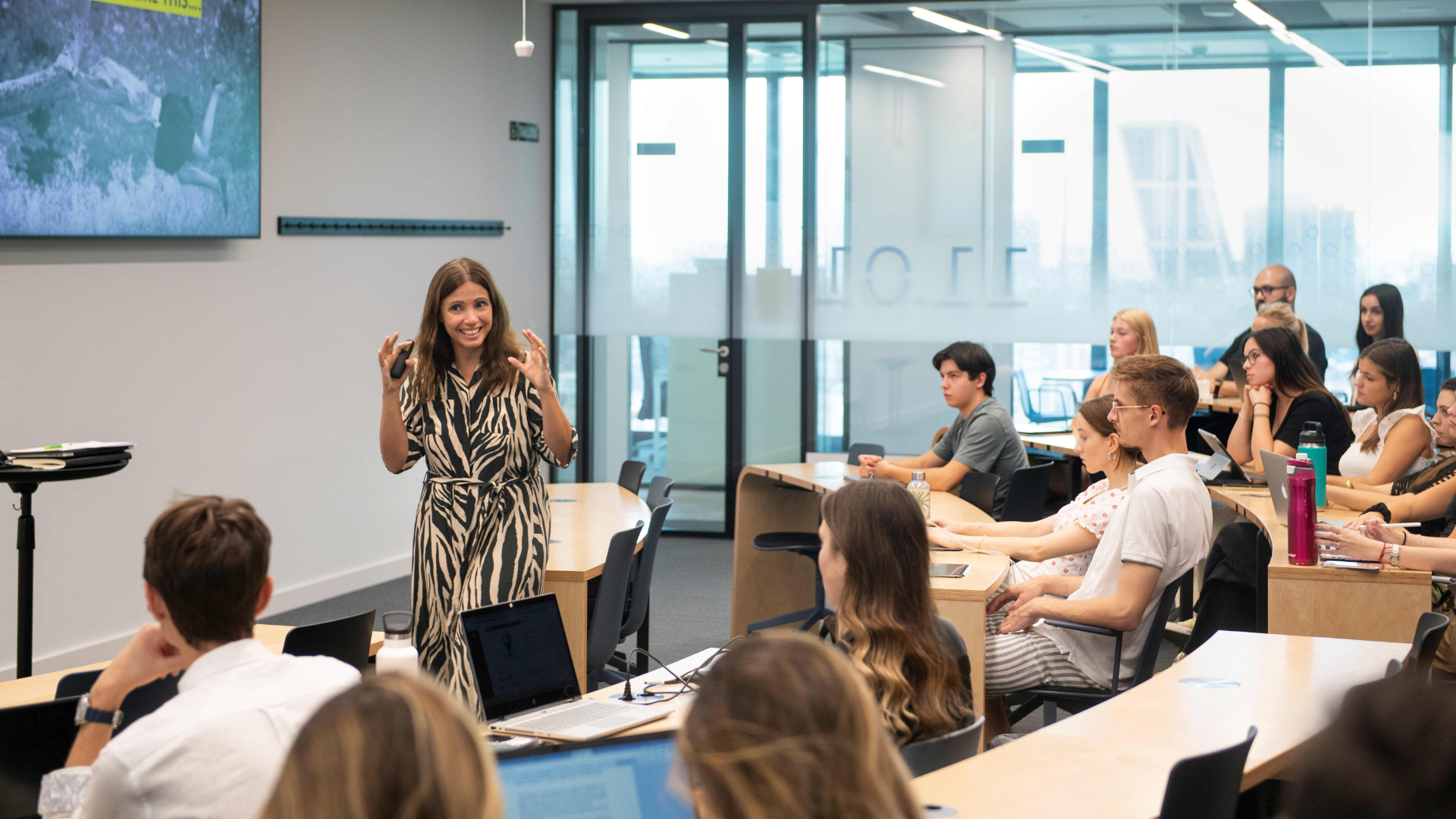 IE University investit plus de 50 millions d’euros dans des bourses pour les étudiants internationaux