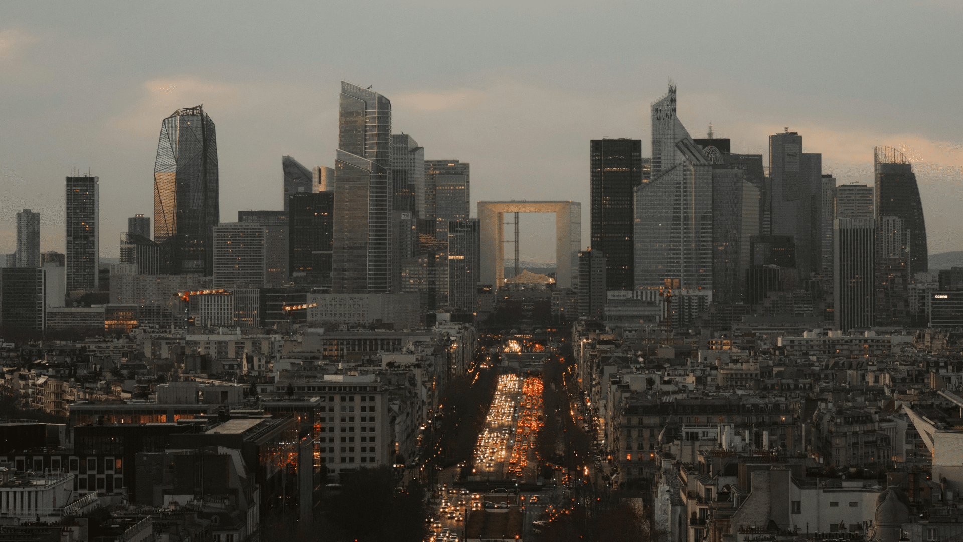 Pourquoi La Défense reste le cœur stratégique du business français ?