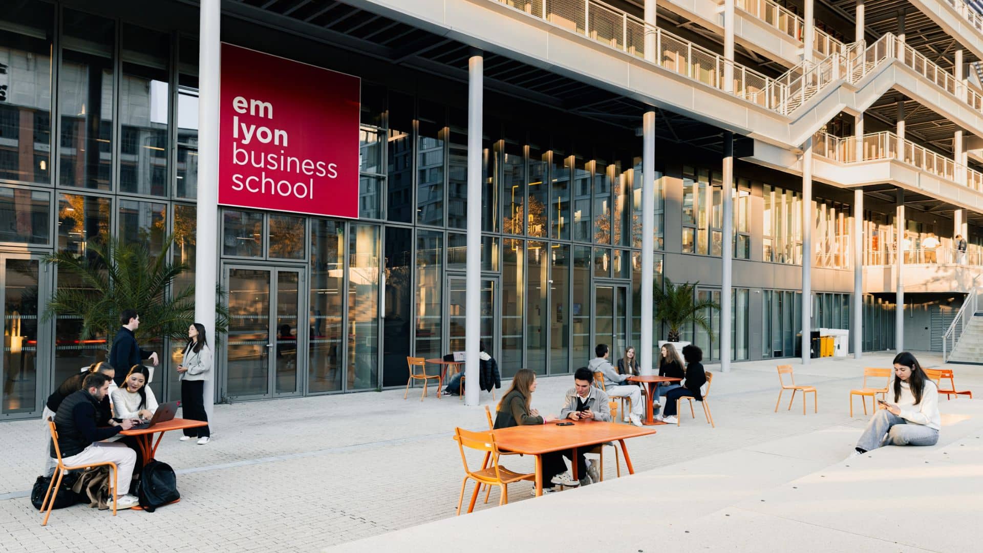 emlyon : le Programme Grande Ecole devient gratuit pour les étudiants boursiers (échelon 4 à 7)