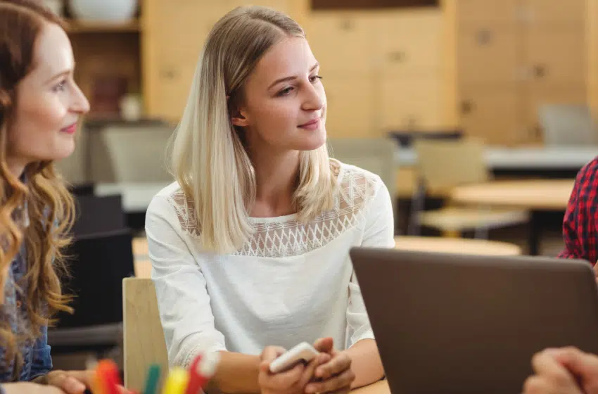 Métiers de la communication face à l’IA : ce que les recruteurs attendent vraiment