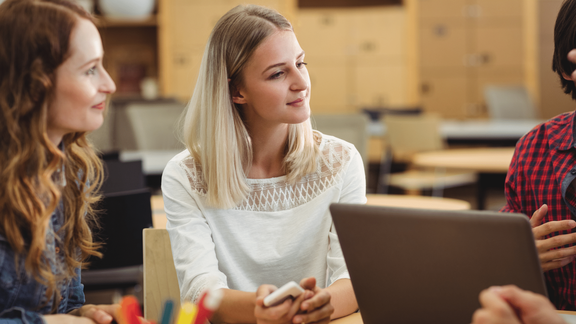 Métiers de la communication face à l’IA : ce que les recruteurs attendent vraiment