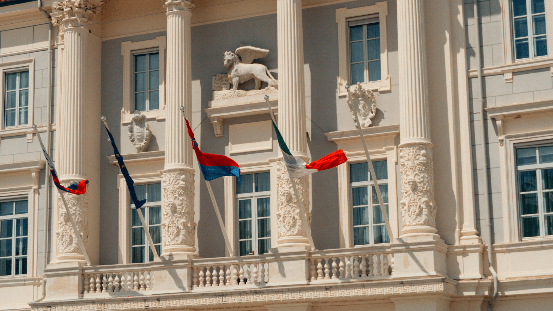 Peut-on travailler en ambassade après une école de commerce ?