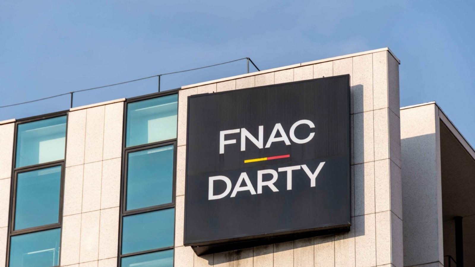  OPA Fnac Darty : pourquoi Daniel Kretinsky veut prendre le contrôle du retailer français en 2026