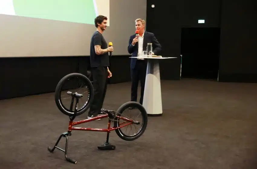Rentrée Audencia 2026 : la promotion parisienne accueillie par le champion de BMX Mathias Dandois