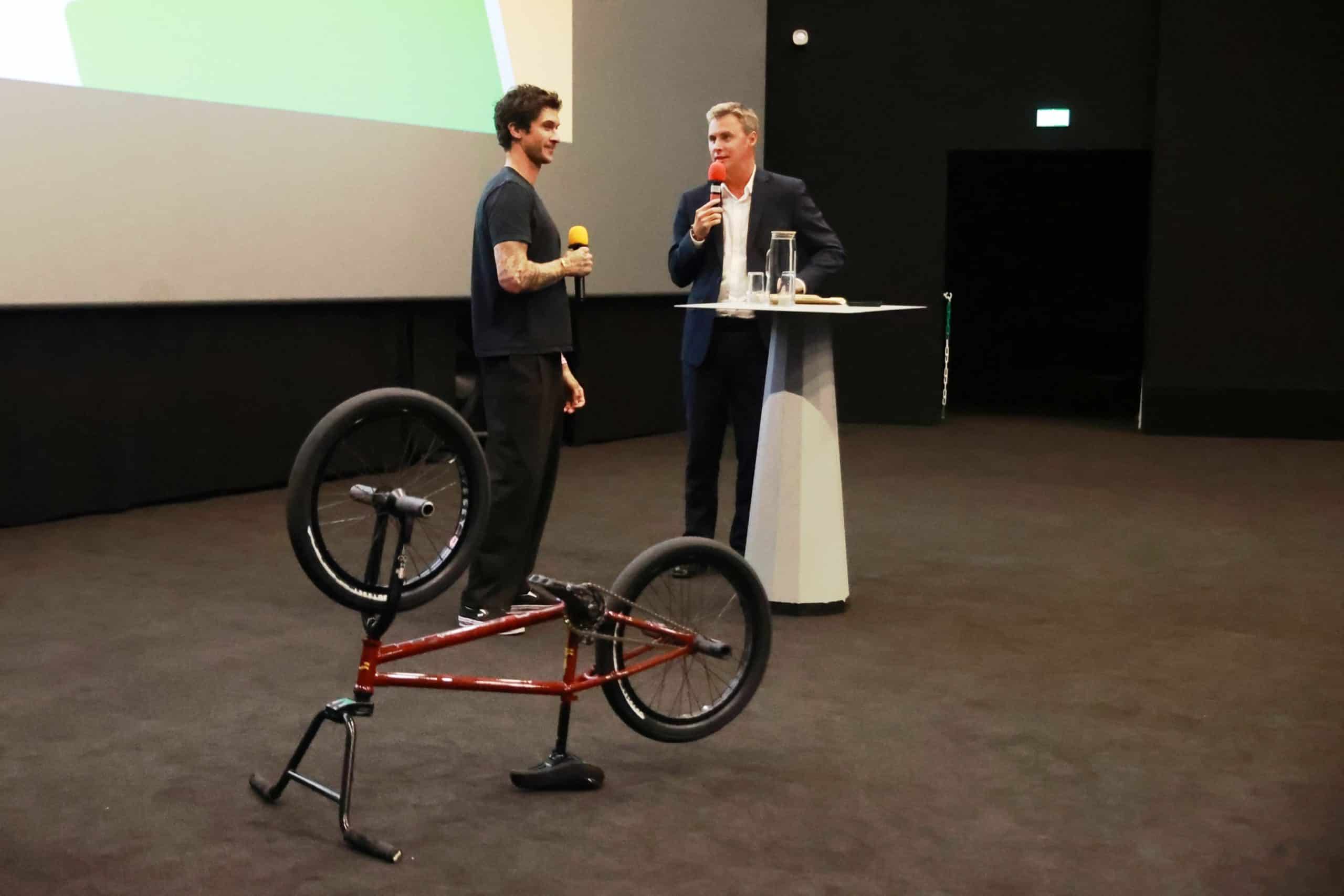 Rentrée Audencia 2026 : la promotion parisienne accueillie par le champion de BMX Mathias Dandois