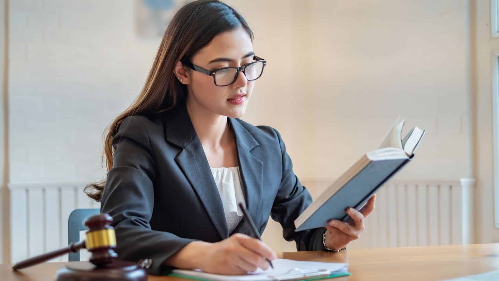 Salaire avocat France 2026 : droit des affaires, spécialités, libéral vs salarié